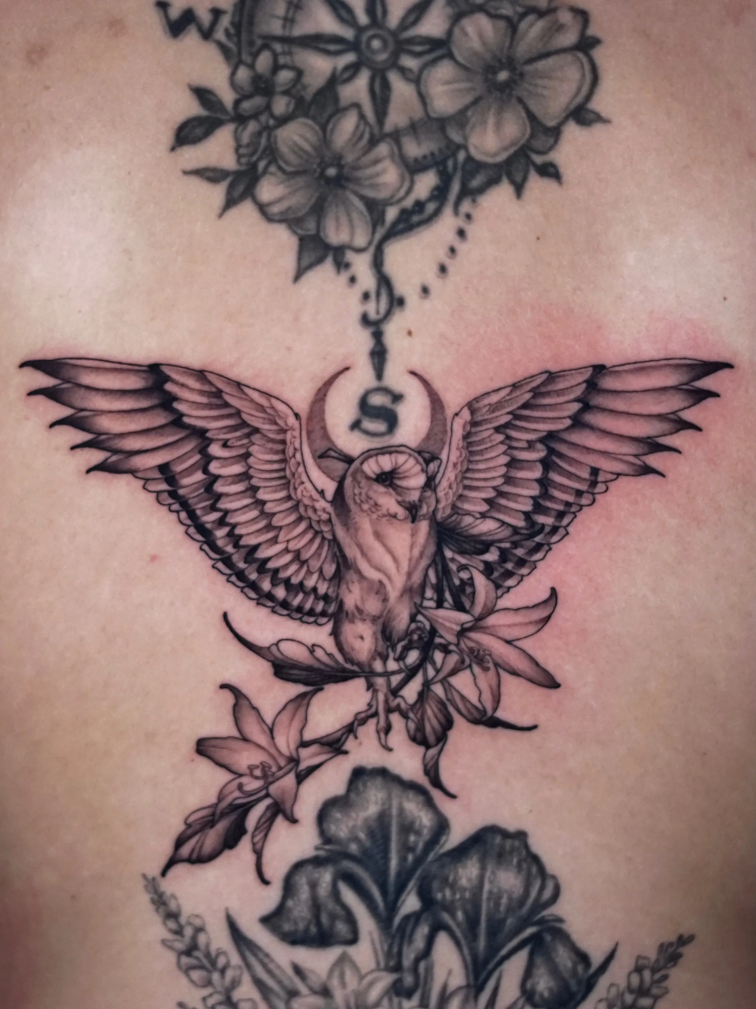 Nice little owl and florals for Emily to fill a gap! 

#tampatattooartist #yborcity #backtattoo #birdtattoo #floraltattoo