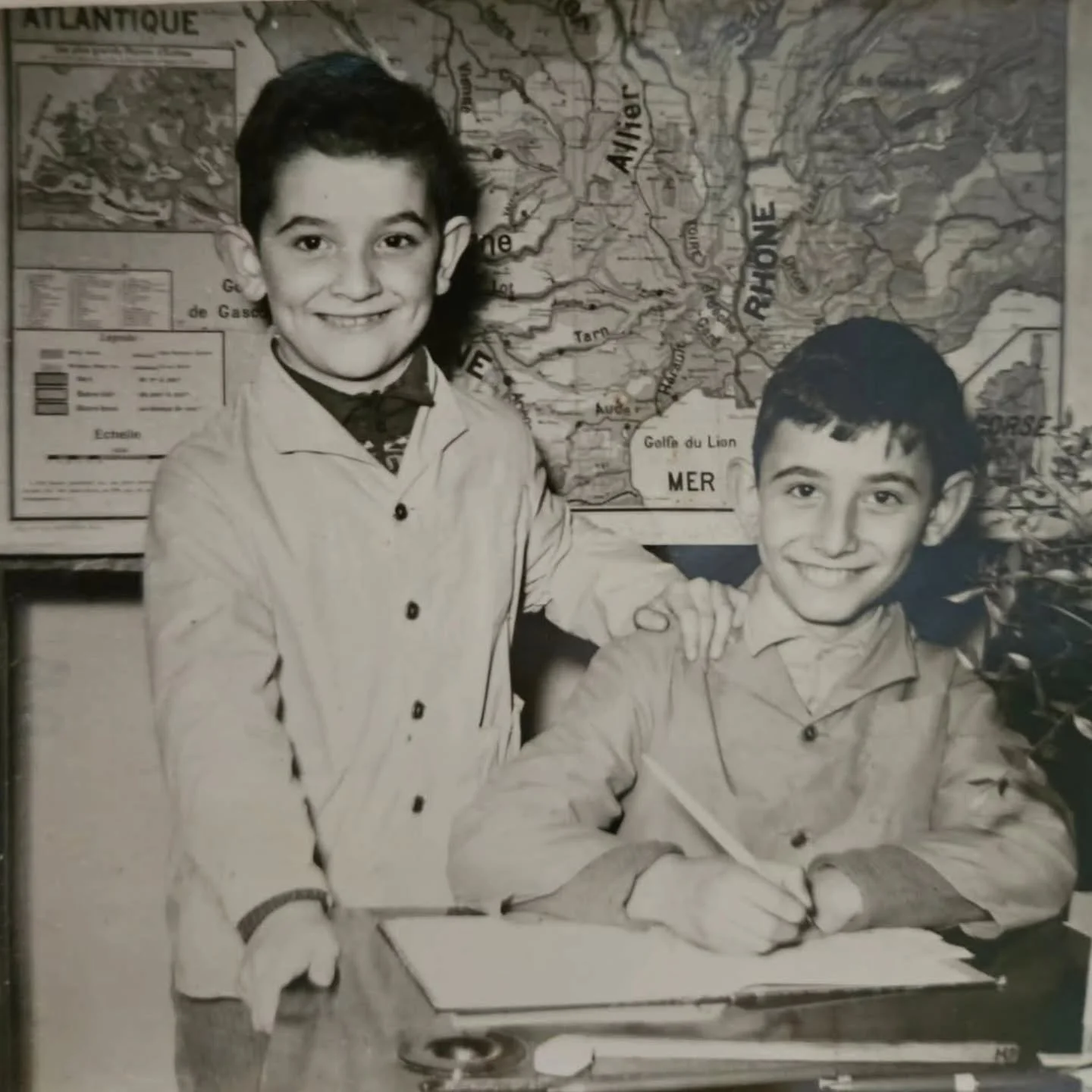 La blouse c'était chic!
Pierre-André et Jean-Yves en 1961 à Cesseras 
#ournacfreres