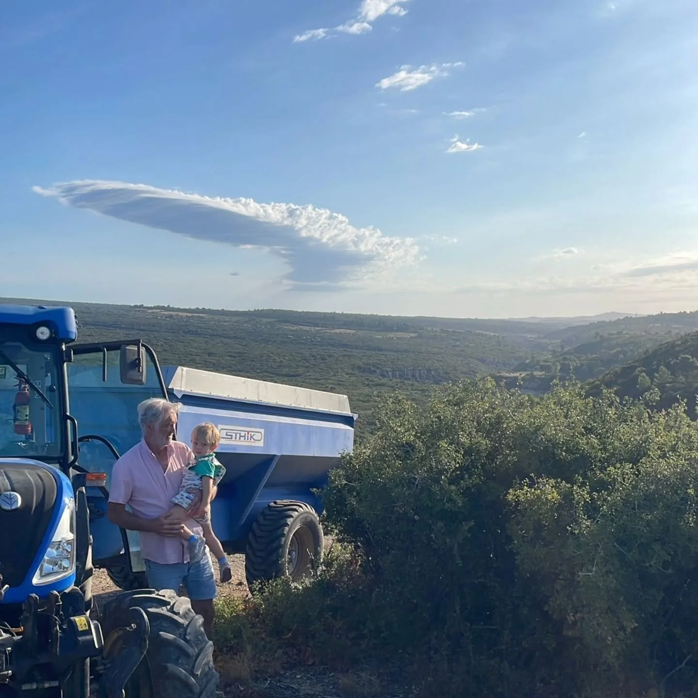 Passion tracteuuur
1. PA & son plus grand fan
2. Vendanges #syrahdaltitude 
3. Guillaume gros trac'teuuuur
4. Grandpap trac'teuuuur
5. Bon les raisins!
#syrah #crulaliviniere #minervois #vendanges2025 #cesseras