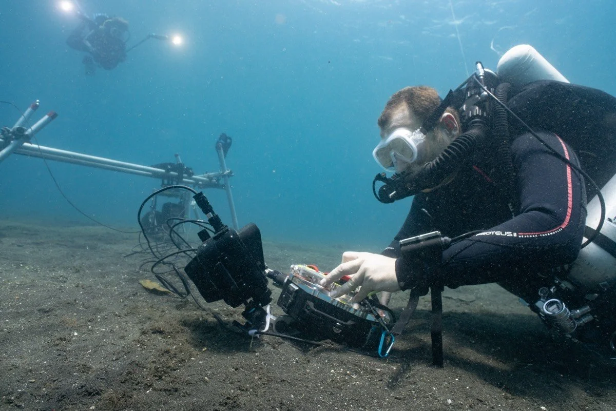 underwater-film-crew-lighting-rig-seafloor.jpg