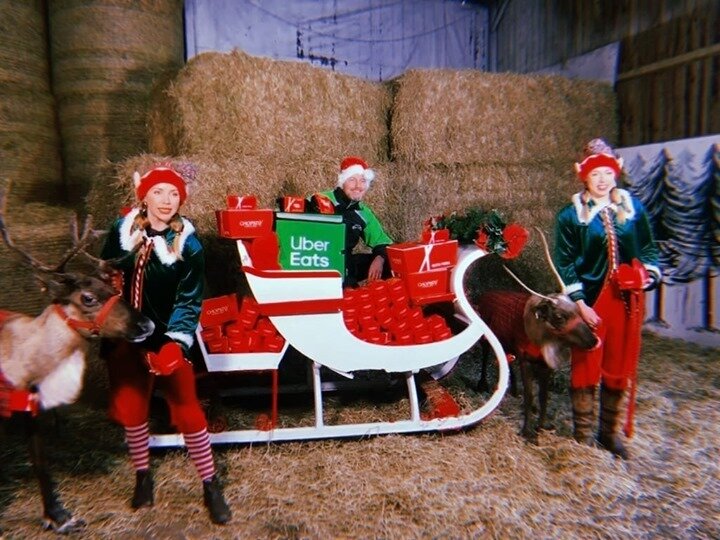 🦌 Some very festive behind the scenes @chopstixnb  content with Donna and Blitzen yesterday! 
Stay tuned 👀