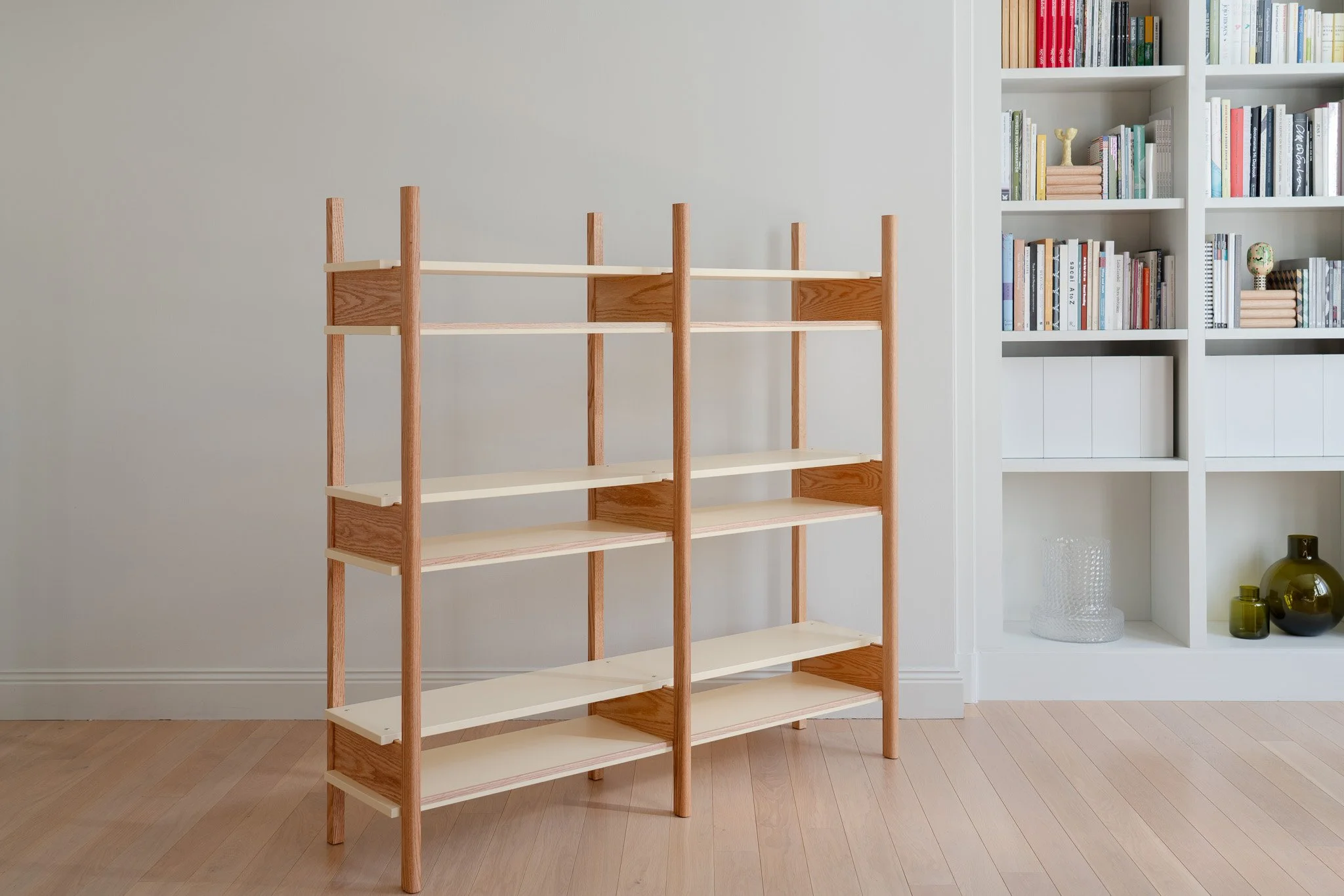 kunsik-railshelf-2bay-low-stockholm-1.jpg