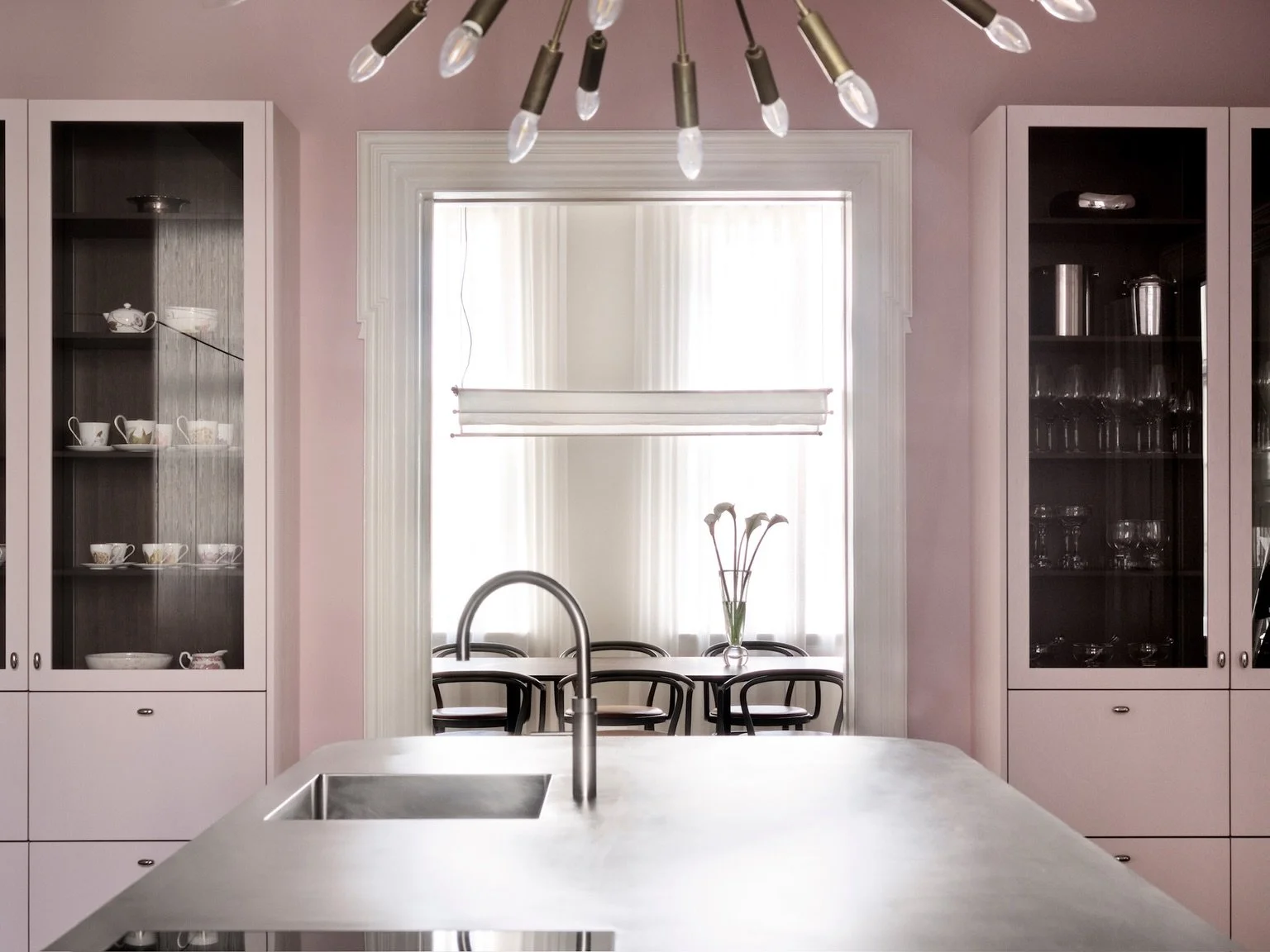 VENTO PENDANT IN ANTIQUE BRASS. 

AVAILABLE ONLINE AT CAIALEIFSDOTTER.COM 

#pendant
#kitchendesign