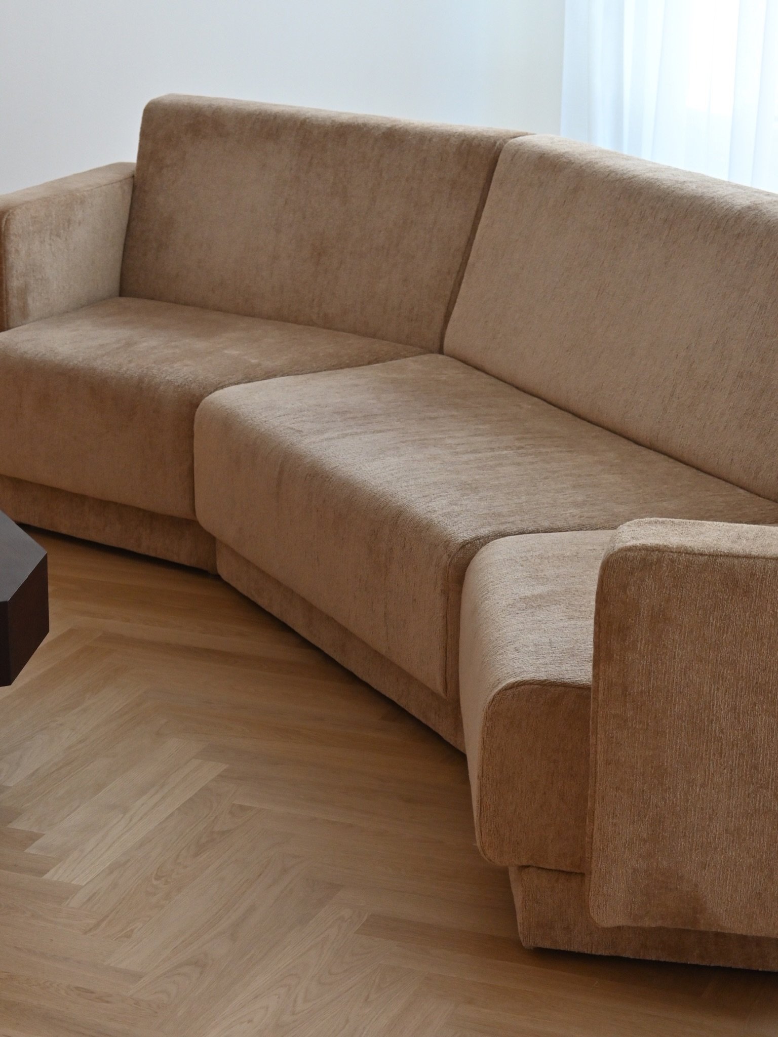 FORSEN FOUR SEATER. 

FABRIC: DEDAR, Shar Pei 002 paille
#ForsenSofa
#fourseatersofa 
#contemporarydesign
#danishdesign