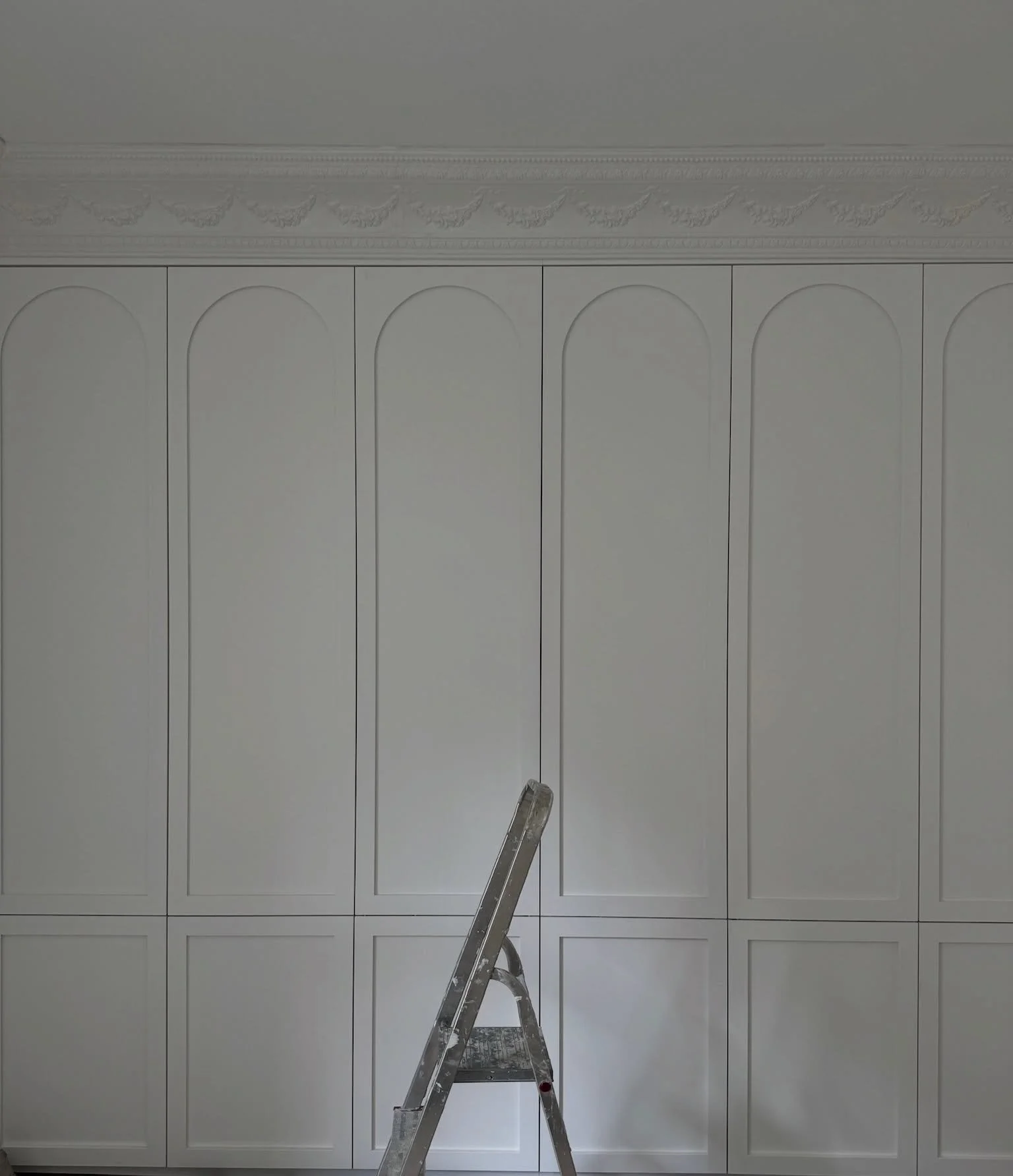 BOW AND FRAME 

We often combine our BOW and FRAME designs when creating wardrobes, like here, as well as kitchens. The two designs balance each other beautifully, creating a refined and elegant space with carefully considered details.

This wardrobe
