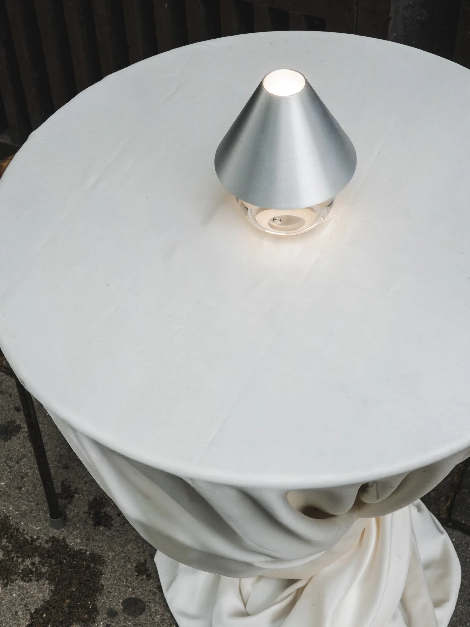 EDEN PORTABLE TABLE LAMP

Fully charged, it provides up to 20 hours of light, allowing it to move effortlessly between spaces and occasions.

#tablelamp
#portablelighting 
#glasslamp