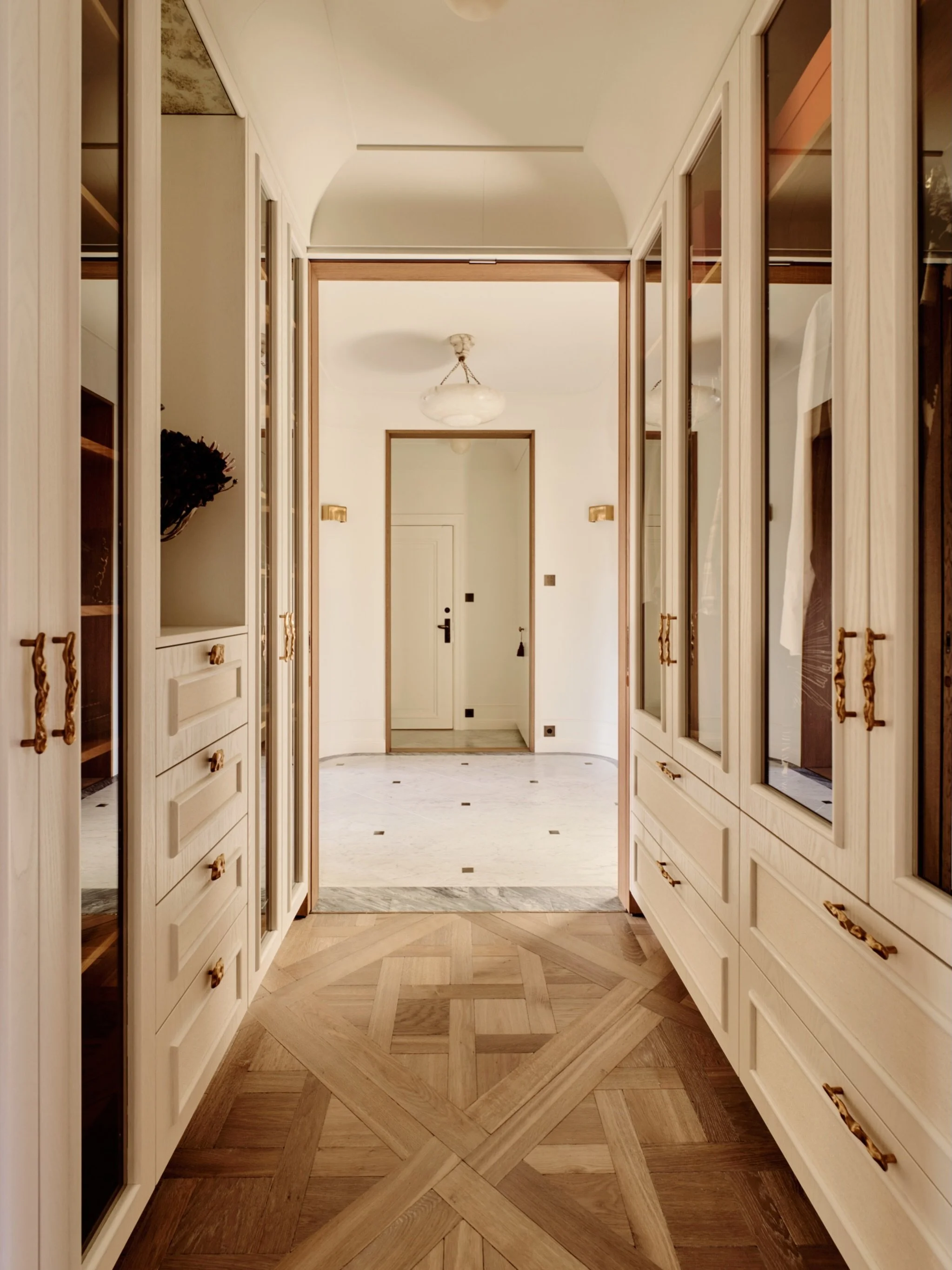 BULKY FRAME WARDROBE DESIGN - BUT WITH A TWIST 🤍🤍🤍

#wardrobedesign
#wardrobegoals 
#apartmentdecor
