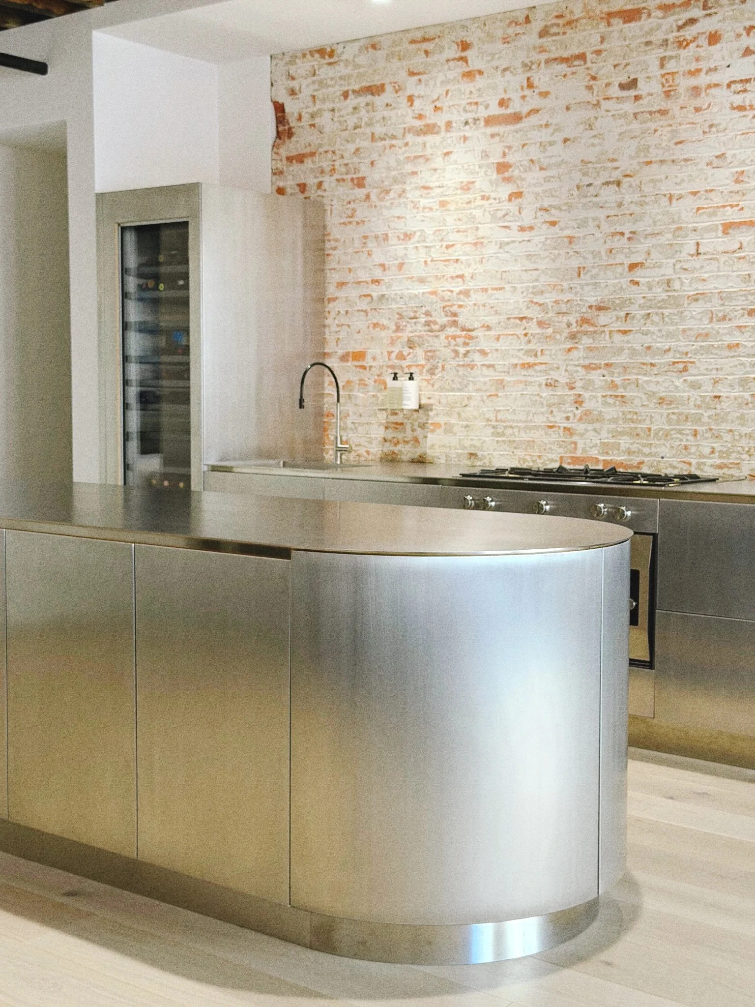 NEW YORK PROJECT

Last summer, Caisa travelled to New York to take measurements for a large Semplice kitchen in steel, set within a raw and characterful New York apartment. A project where the industrial expression of steel feels right at home. 
More
