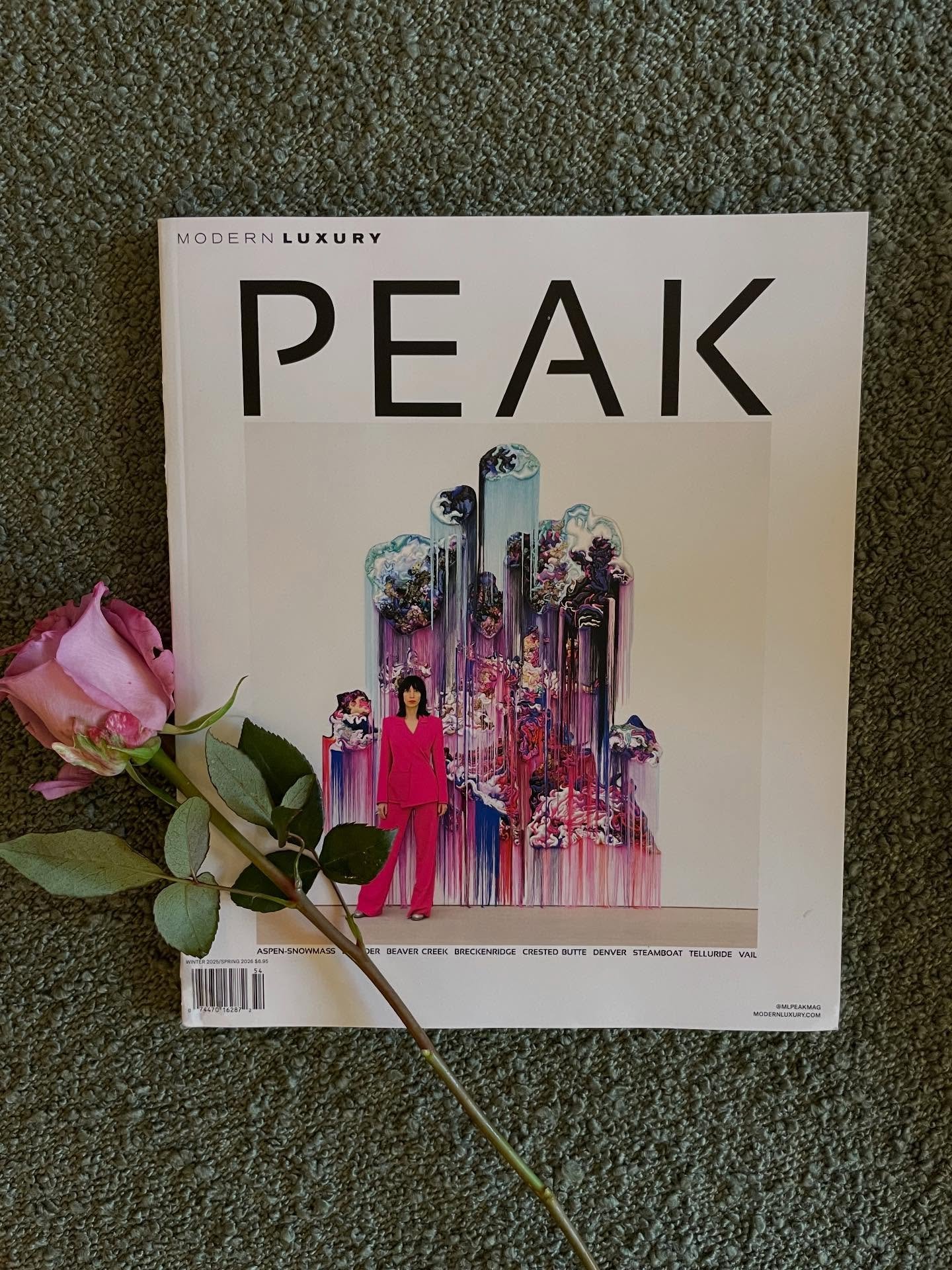 Received my copy of @modernluxury PEAK in the mail; the winter issue features the work of @katehartmaninteriors. Her home in the Vail Valley is a stunner! 📸 @davidpatterson 🌿 @tawneywaldo