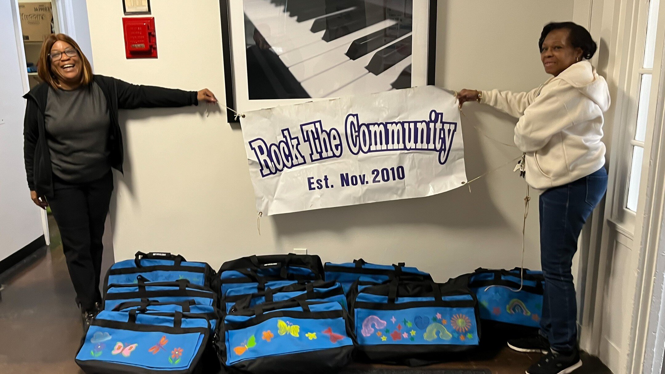A local organization, Rock The Community, donated hand-decorated duffle bags filled with necessities for our foster children on the move. Thank you for helping children in need!
#queens #communitysupport #thankful