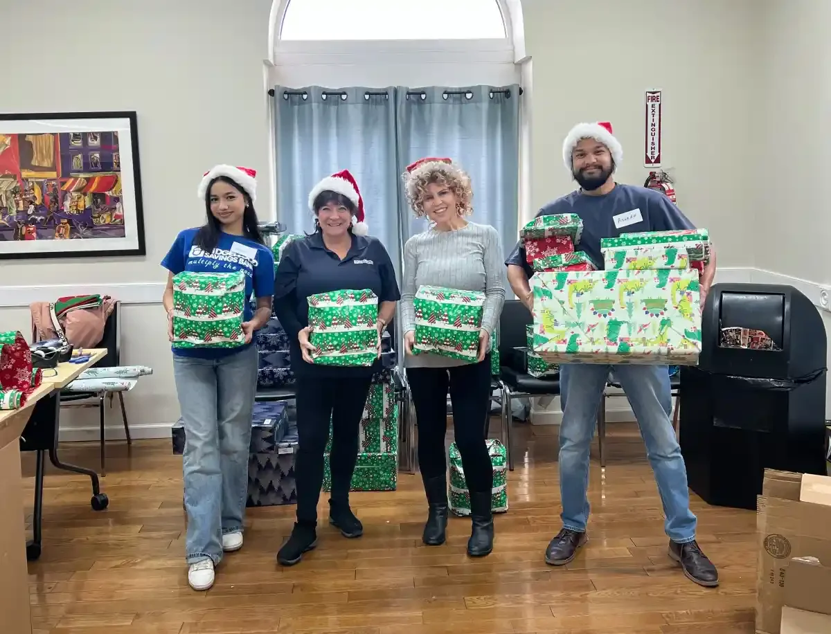 Ridgewood Savings Bank, Forest Hills community give back for the holidays