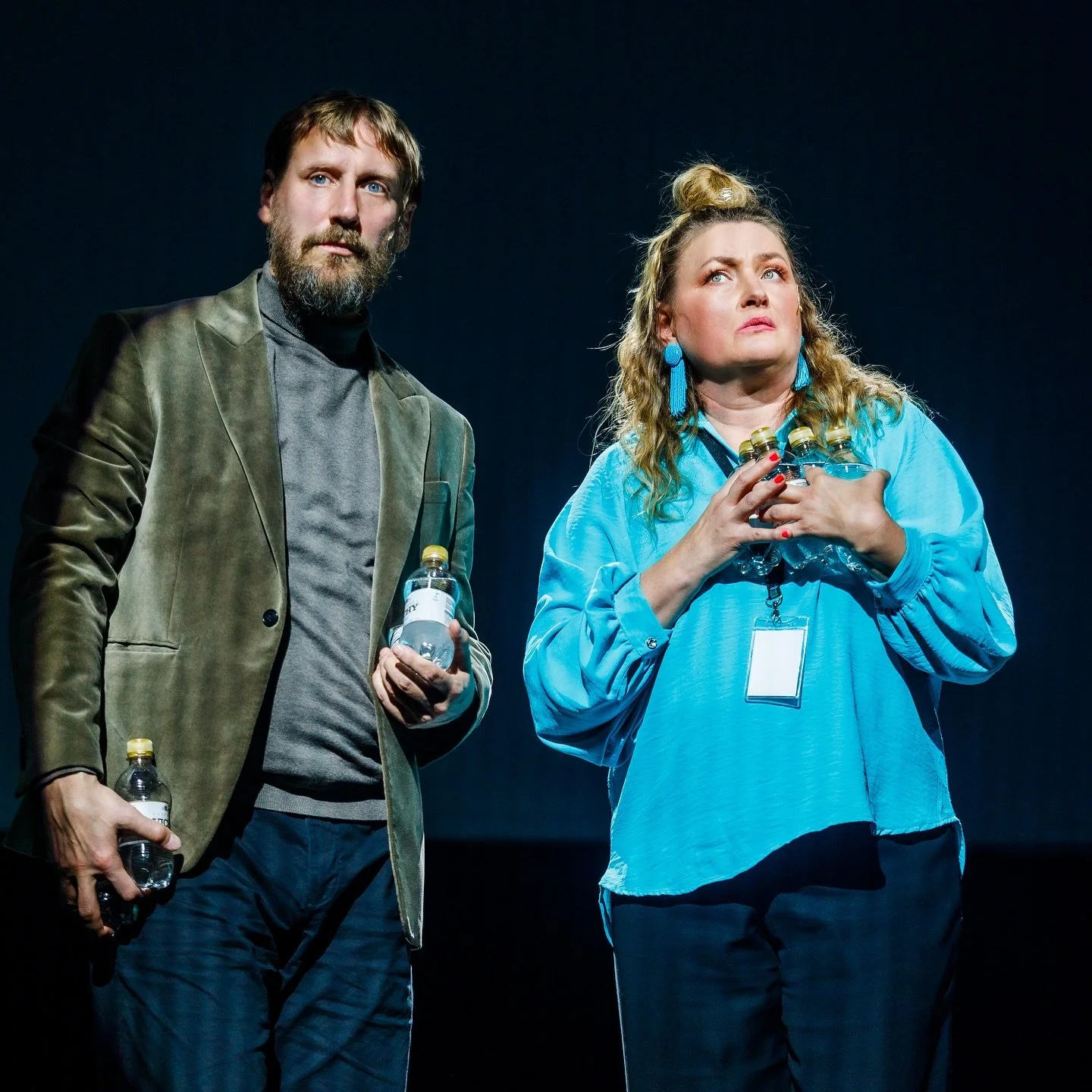 K&auml;vin maanantaina kuvaamassa &amp; t&auml;n&auml;&auml;n enskarissa katsomassa Komediateatterin #Kirjamessut ja siin&auml;p&auml; vasta ihmiselle tuplahauskuus 😍

Kiitos @suomenkomediateatteri, iki-ihanat ja iik-hauskat @riakataja &amp; @pekkas