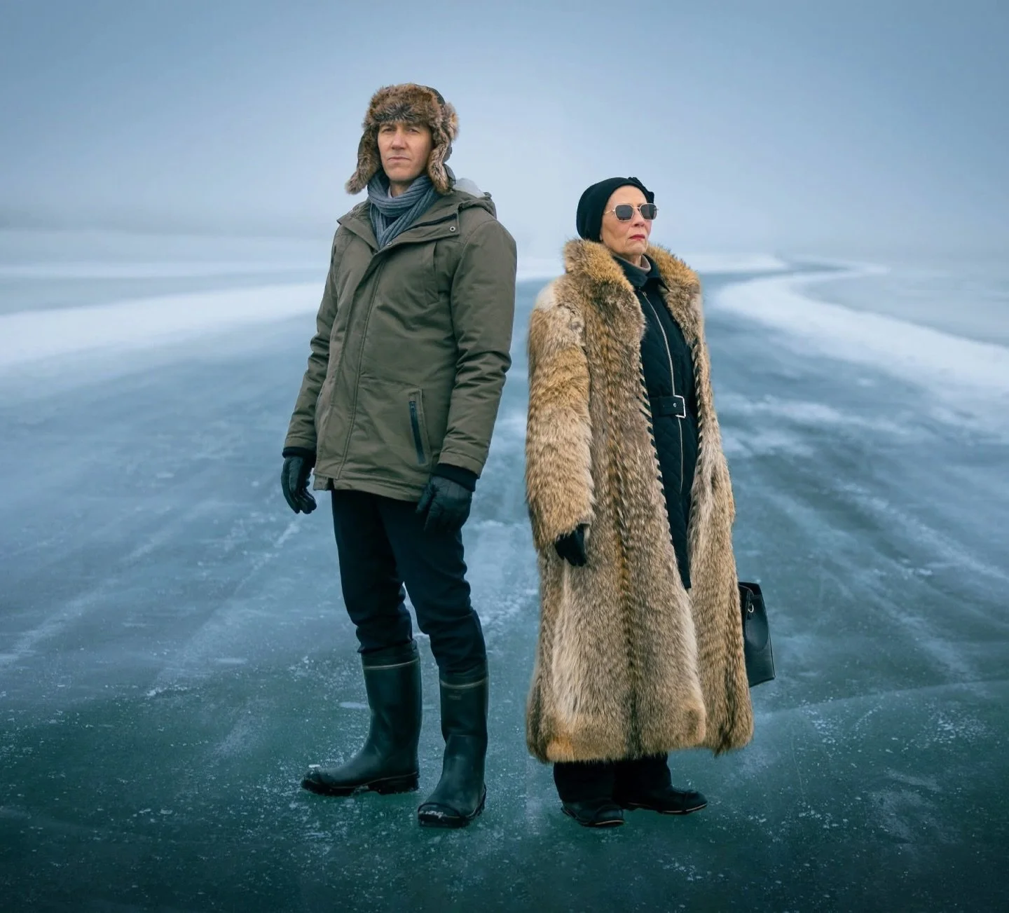 MIES JOKA KUOLI 🔥 Kultainen Venla 2025 -ehdokas draamasarja-kategoriassa.

T&auml;m&auml;n kuvan ottamisp&auml;iv&auml;n&auml; kuvasimme Tuusulanj&auml;rven j&auml;&auml;ll&auml;. Pakkasta oli ihan riitt&auml;v&auml;sti, eik&auml; mik&auml;&auml;n k