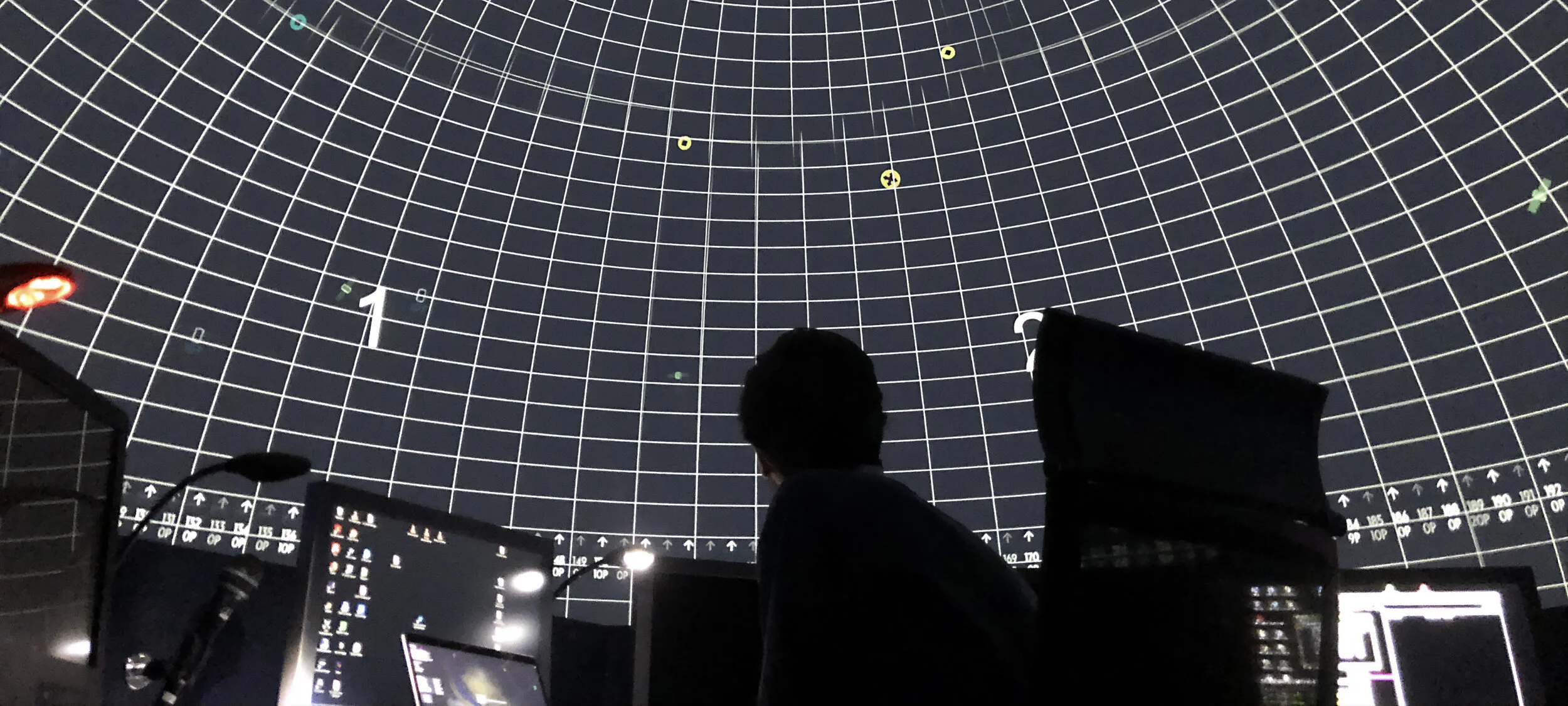 Techniker stellt die Projektionstechnik in einem Planetarium ein