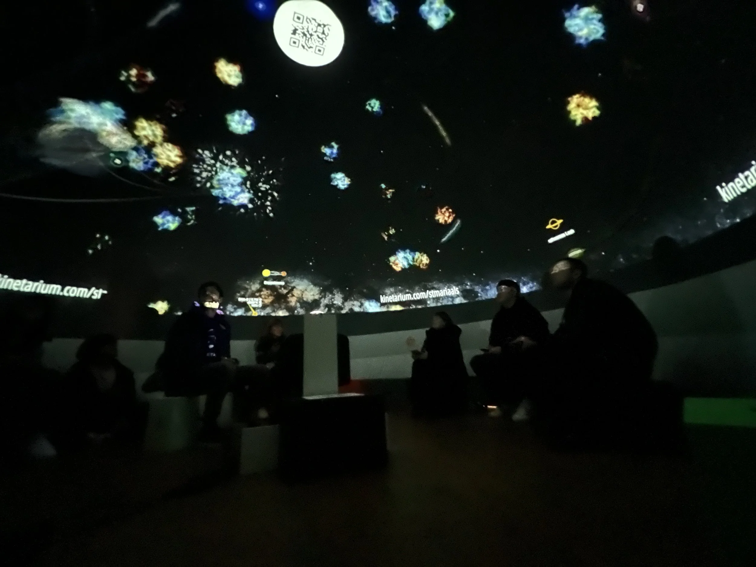 Besucher in einer mobilen Kuppel spielen Cosmic Carousel