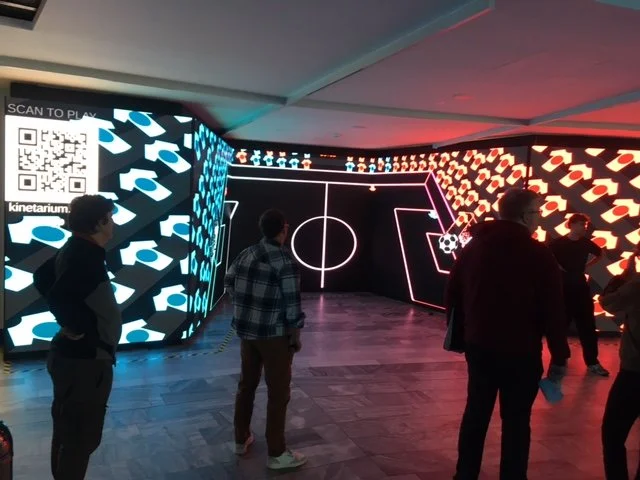Kinetarium Game Soccer auf der LED Wand im Eingangsbereich des Planetarium Berlin