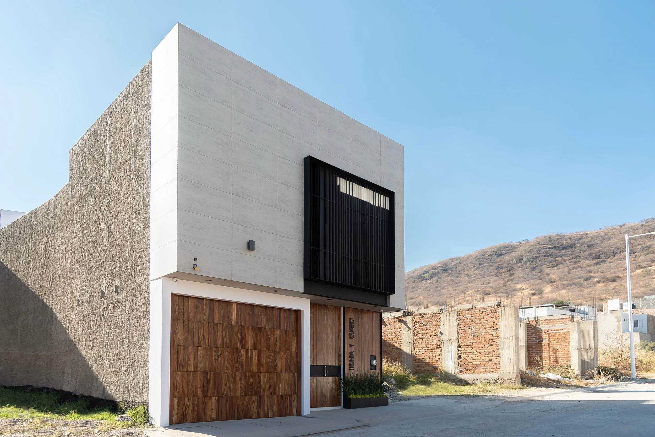 CASA GONZ&Aacute;LEZ 
Simple arquitectura 
&bull;
DISE&Ntilde;O Y CONSTRUCCI&Oacute;N @arqsalvadorhv 
&bull;
FOTOGRAF&Iacute;A @jc.camarenaphoto @camphoto_studio 
&bull;
#hvarquitectos #dise&ntilde;oyconstruccion #fachada #facadedesign #diseño minim