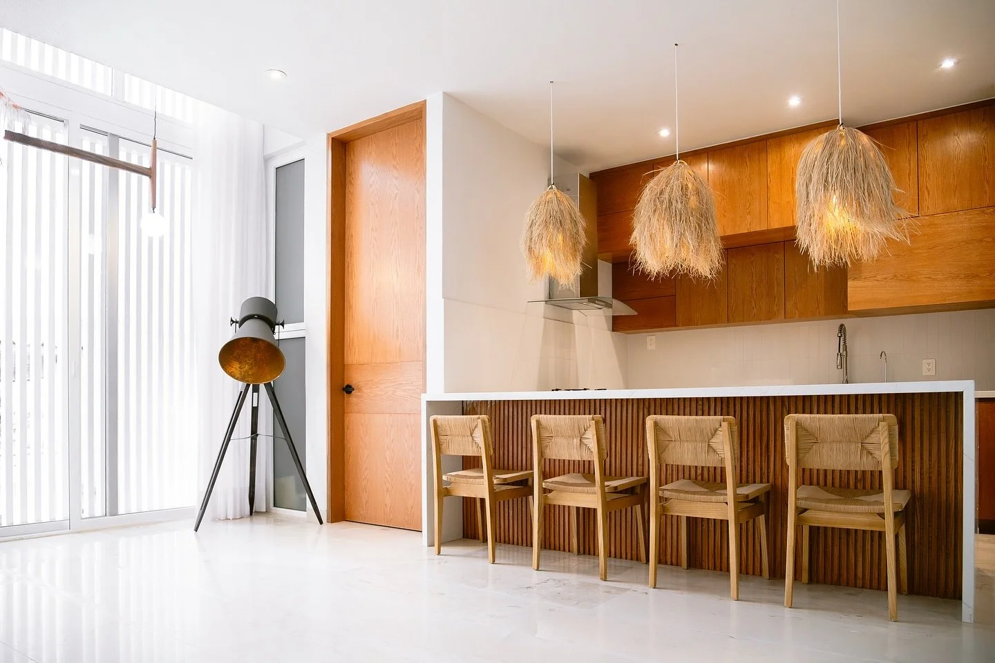 DEPARTAMENTOS WHITE
Un proyecto que le dimos prioridad a los tonos neutros y la calidez de la madera, meti&eacute;ndonos en cada detalle del interior.
&bull;
DISE&Ntilde;O, INTERIORISMO Y CONSTRUCCI&Oacute;N @arqsalvadorhv @hvarquitectos 
&bull;
FOTO