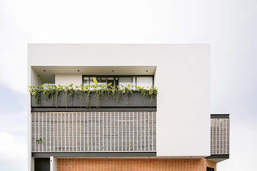 CASA VEINTE 
Un proyecto donde la fachada de la casa, se cubre con su celos&iacute;a de concreto, para dar privacidad e introspecci&oacute;n al interior, dejando el paso de la luz natural en ciertos puntos que generan sombras.
&bull;
DISE&Ntilde;O Y 
