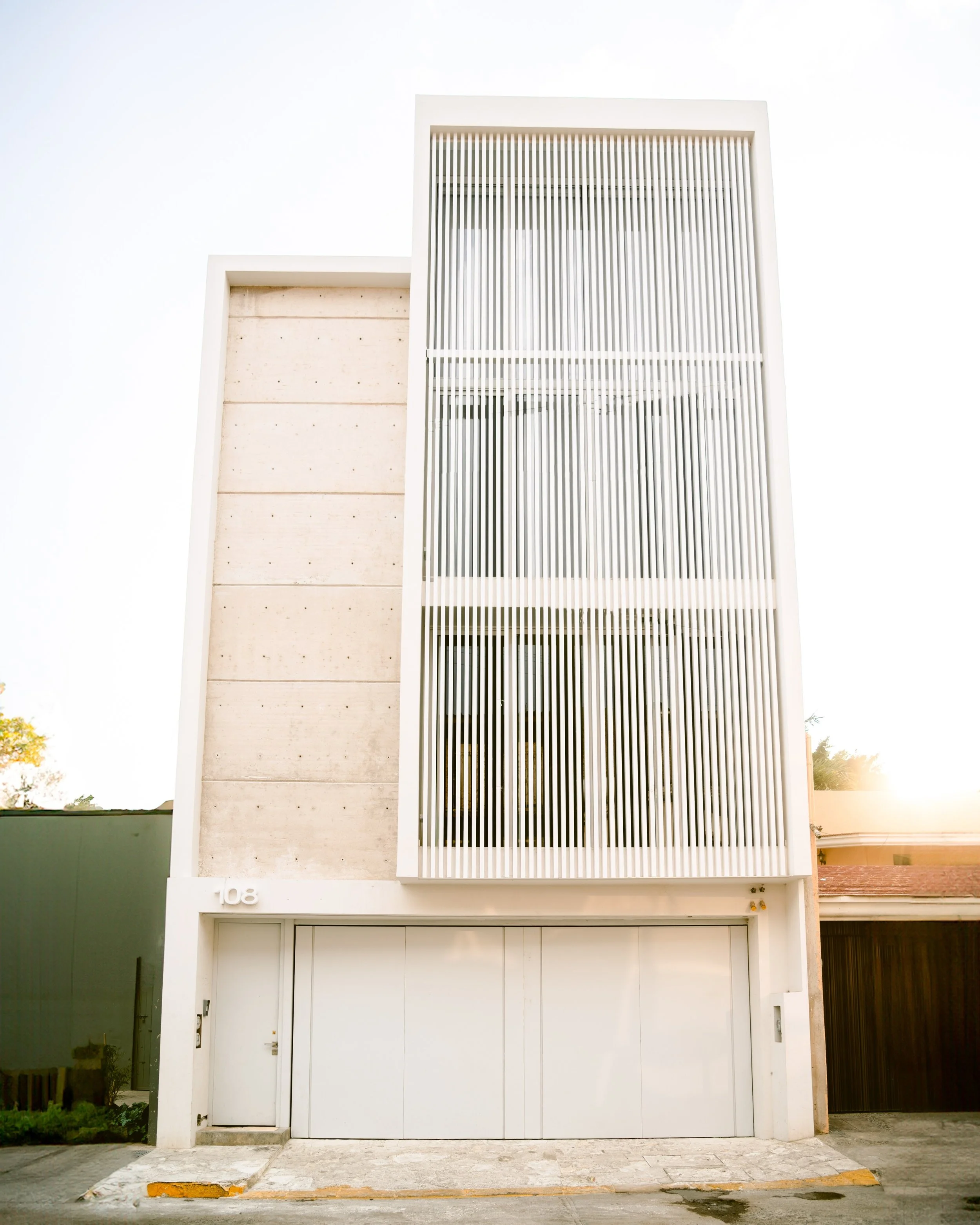 DEPARTAMENTOS WHITE
este edificio fue dise&ntilde;ado con una tonalidad de blancos y el contraste del concreto, una fachada simple pero imponente, con sus lineas sencillas y una volumetria que transmite serenidad y paz.

DISE&Ntilde;O Y CONSTRUCCION: