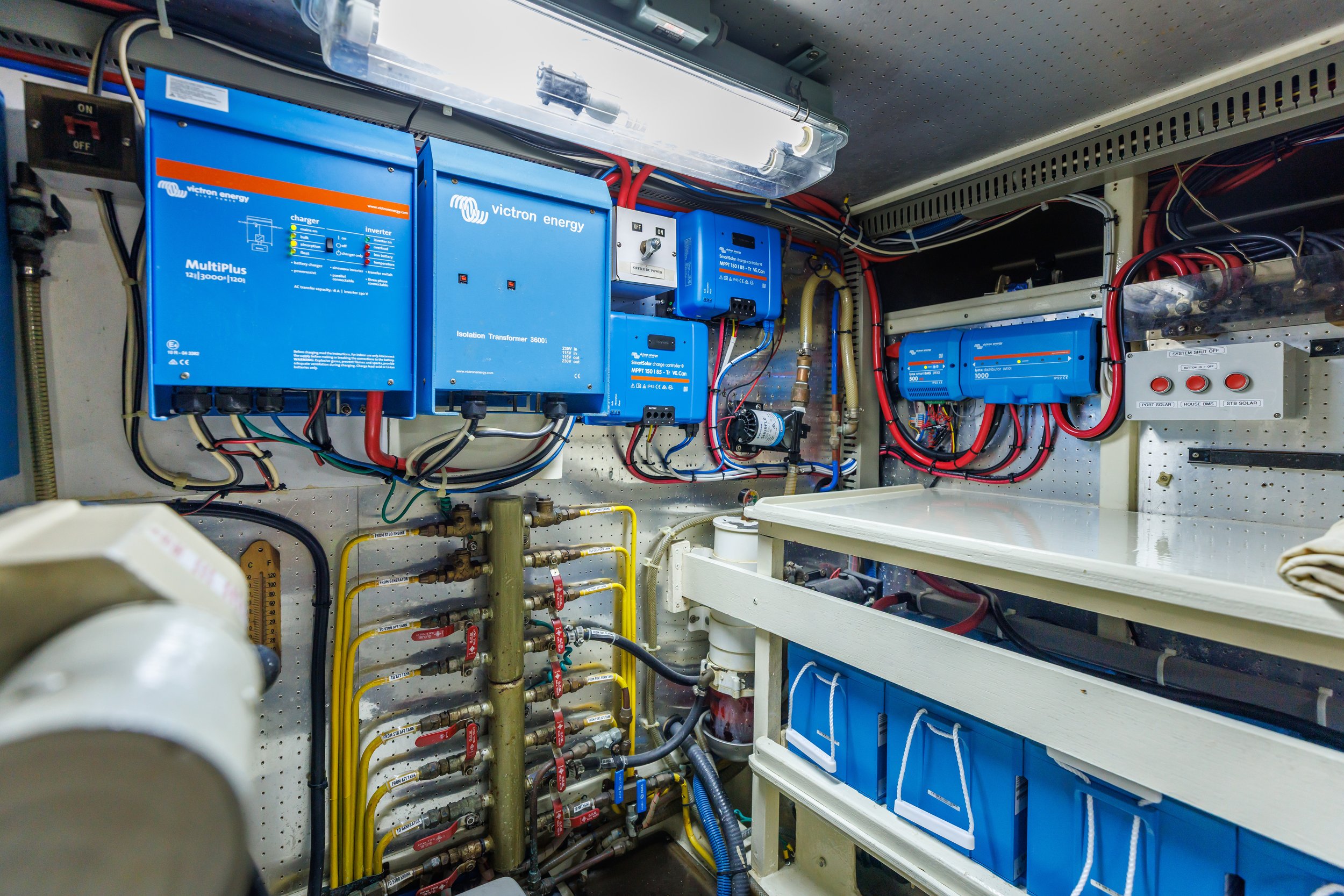 Power boat victron power management setup. Lithium battery bank and distribution