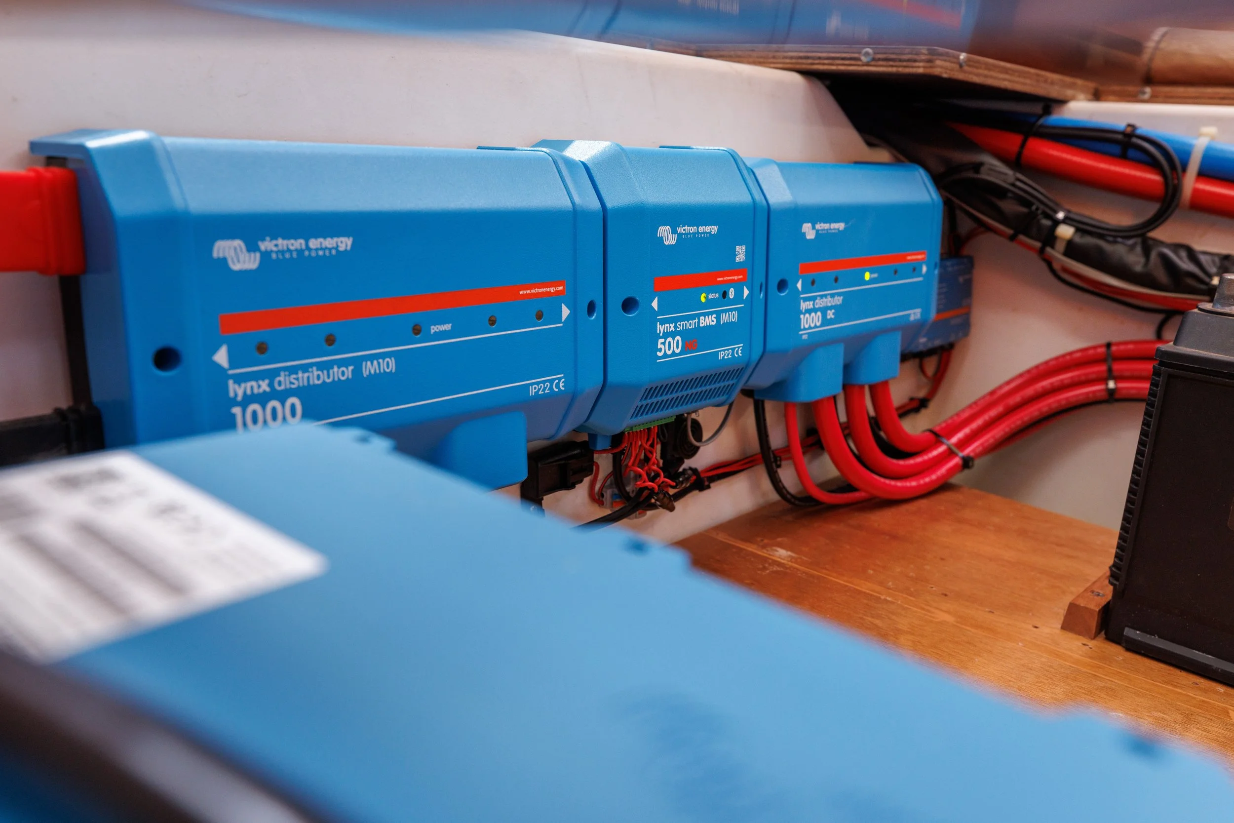 Victron Lynx distributors, Smart BMS 500 and Cerbo GX in a Beneteau Oceanis 51.1 electrical system