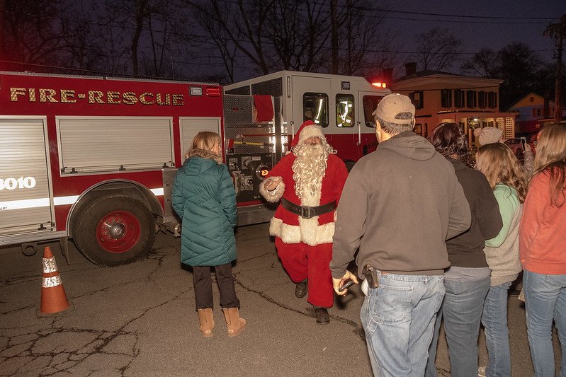 santa arrives 2021 tree.jpeg