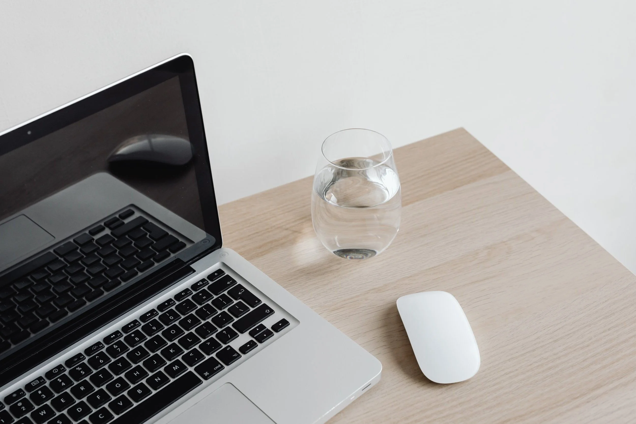kaboompics_laptop-computer-keyboard-magic-mouse-glass-of-water-25540.jpg