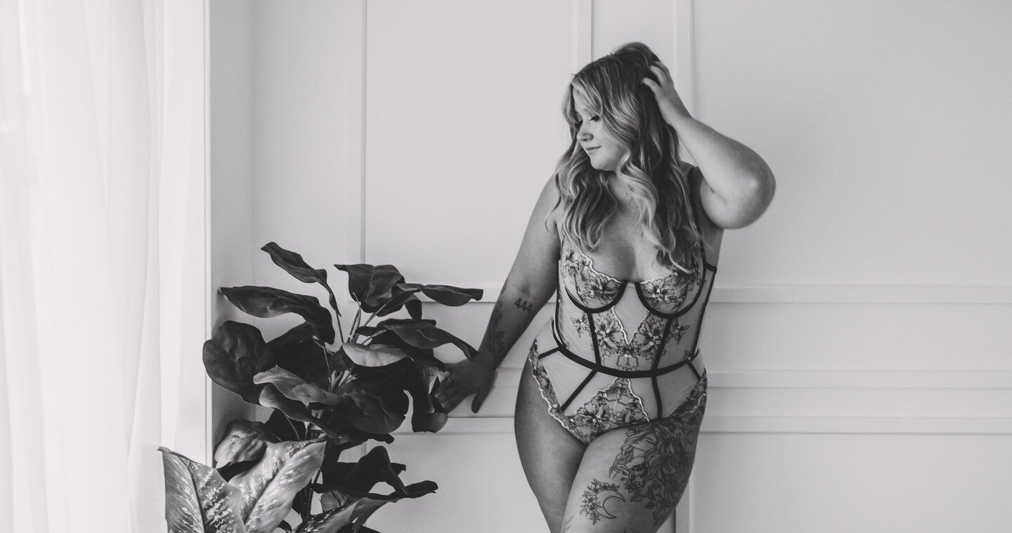Stop scrolling!⁠
We need your opinion - which are you loving more? Black and white or color?⁠
⁠
Bodysuit from @amourislove515⁠
⁠
#iowaboudoir #boudoirphotographer #blackandwhitephotography #confidencebooster #iowaphotographer