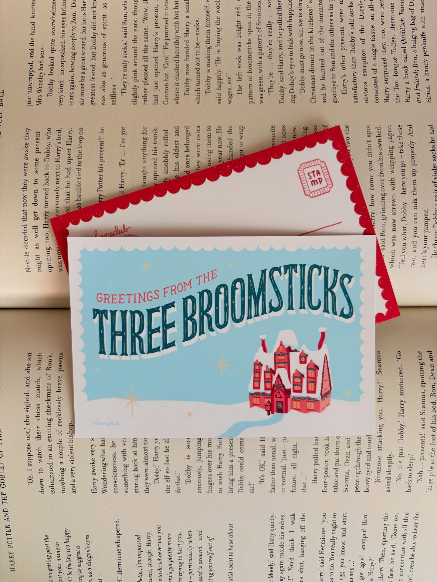 what&rsquo;s in my december mail club letters!
⭐️ 2x &ldquo;the three broomsticks&rdquo; postcard 
⭐️ 1x hedwig vinyl sticker 

#snailmail #postcard #harrypotter