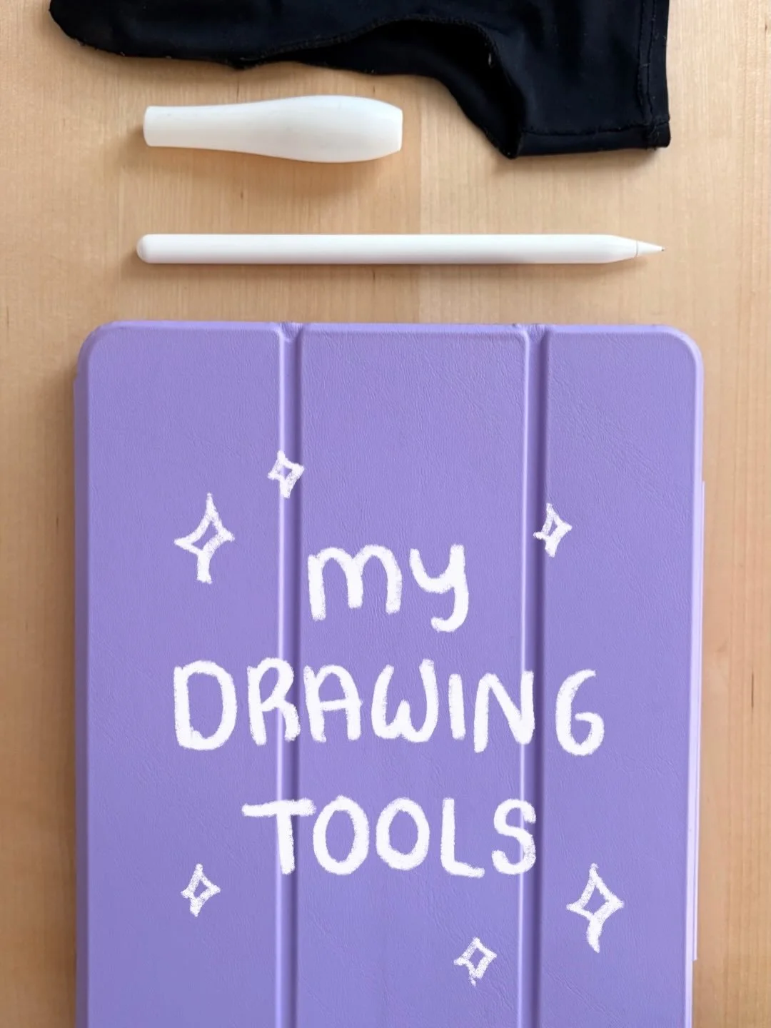 i thought i would put together a mini breakdown of what i use to draw! i have really bad carpal tunnel from my graphic design day job but that doesn&rsquo;t stop me from drawing in my free time 🤭 check out everything i use listed below ⬇️
🌟 iPad Pr