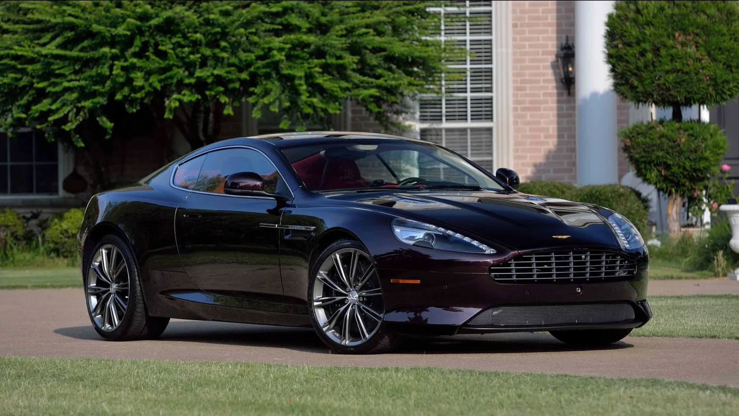 Красный Aston Martin Virage