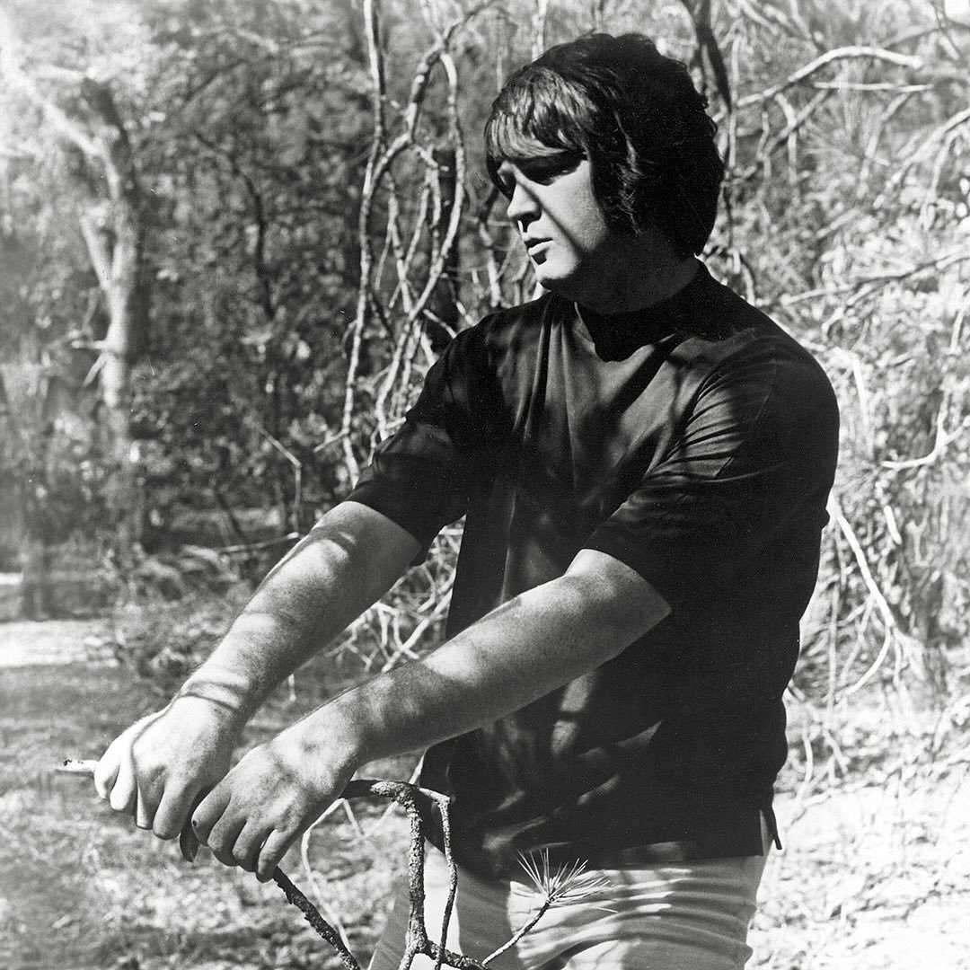 I keep lookin&rsquo; for a place to fit in
Where I can speak my mind
And I&rsquo;ve been tryin&rsquo; hard to find the people
That I won&rsquo;t leave behind