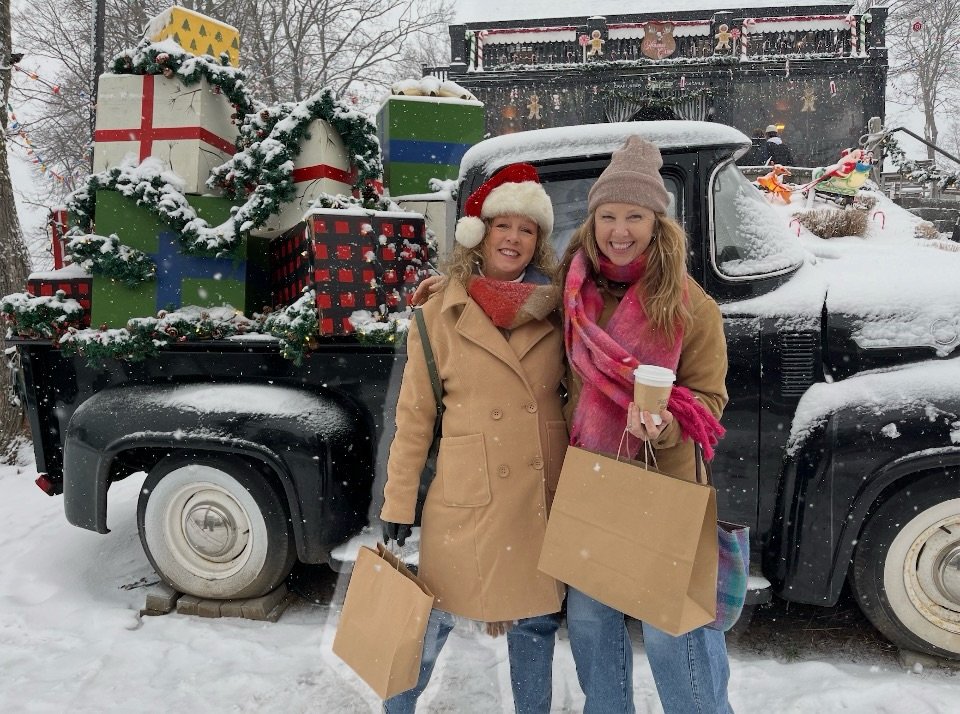 IDEAS IDEAS&hellip;.. 3 Class Starter Pack, One-on-One Oil Painting Lessons for the Curious 🎁 

Three lessons, One &amp; 1/2 hours each with personalized instruction (with me!) 

Dates to be determined as we coordinate together. 🗓️ 

Materials incl