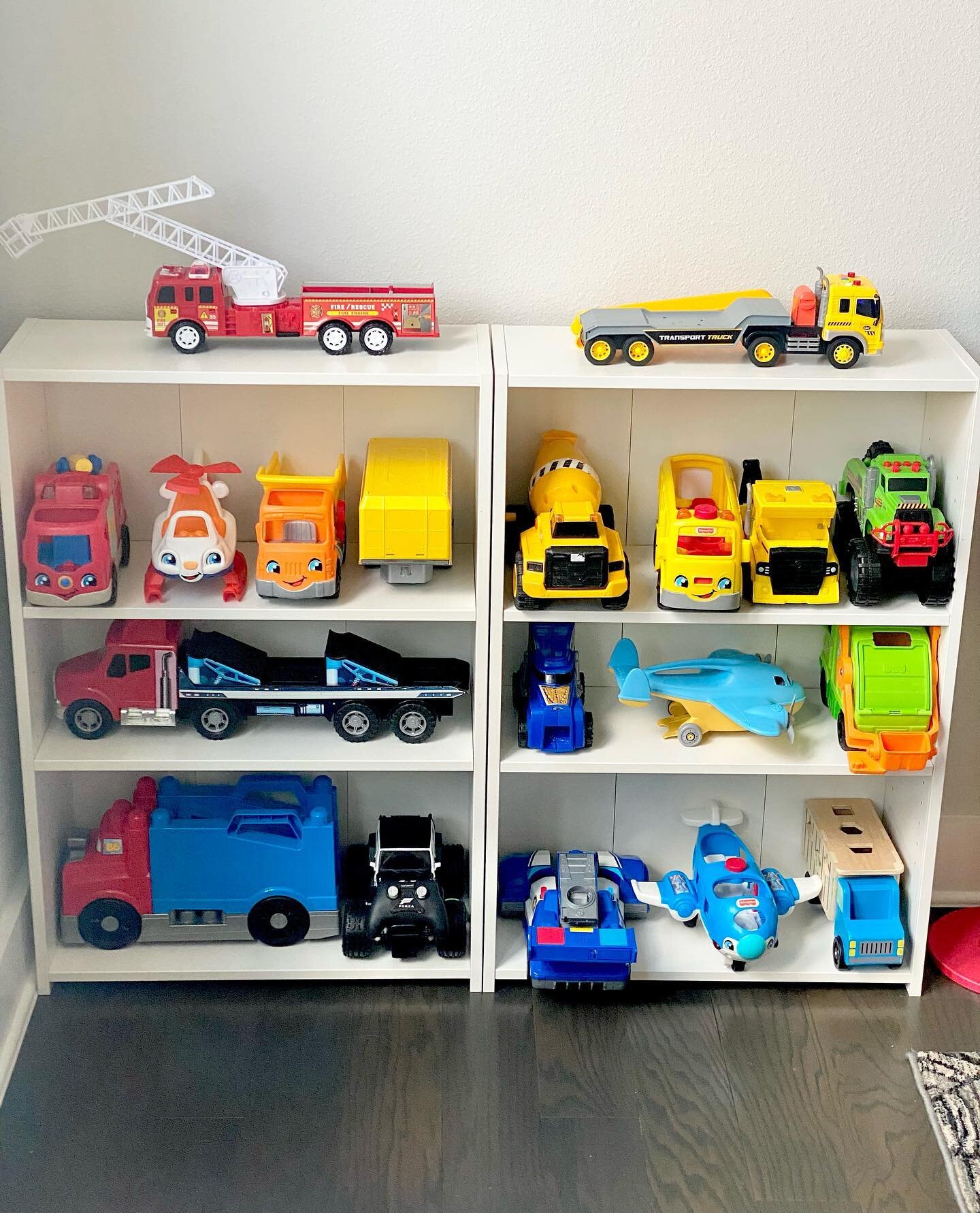 Check out this &ldquo;Transportation Station&rdquo; 🚒 ✈️ 🚌 🚛

The struggle is real when it comes to storing large vehicles! They&rsquo;re awkward in cubbies and too bulky for baskets, but just right on bookshelves. 

Tag a boy mom who needs to see
