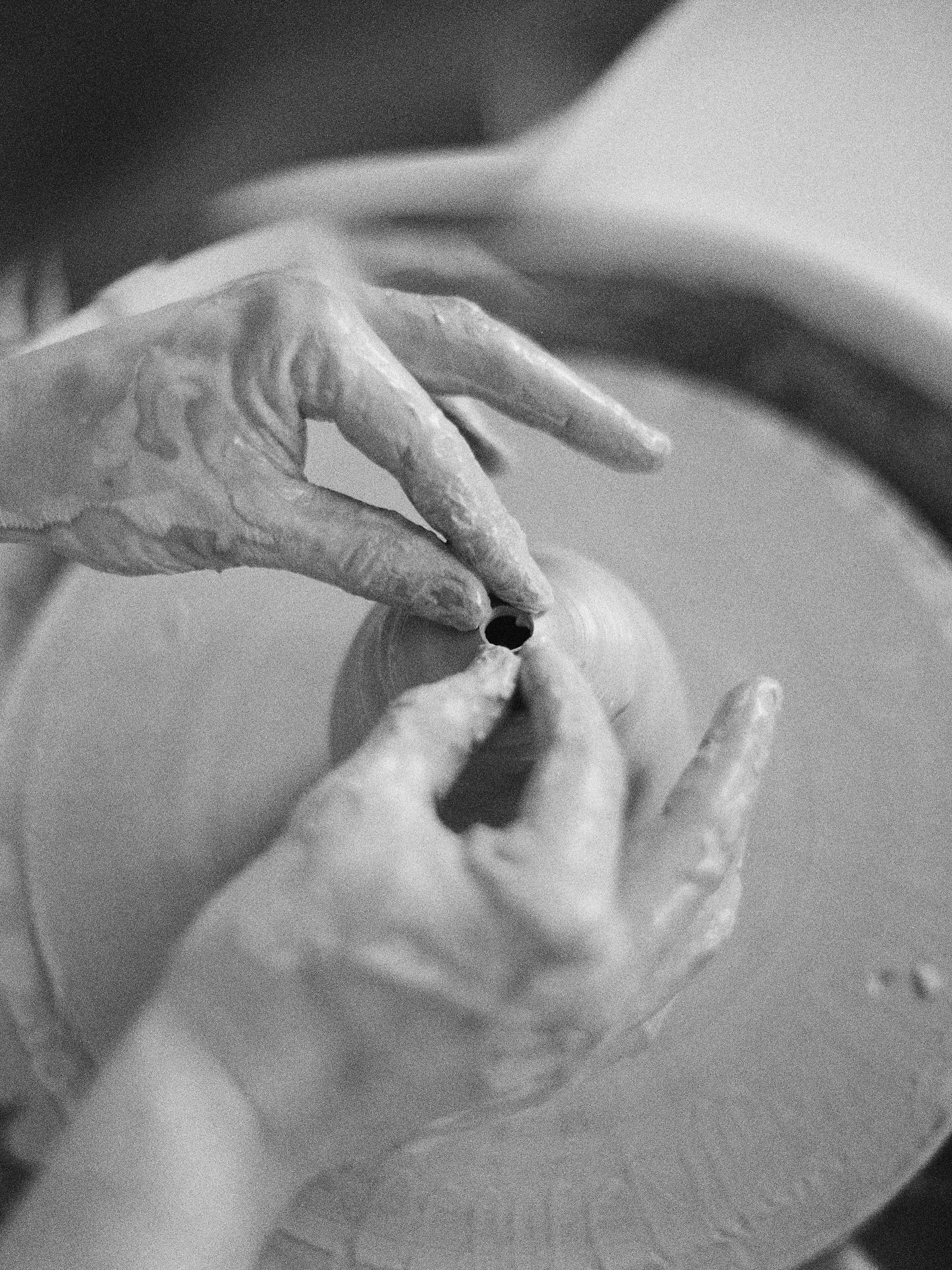 A recent series on film for @studioceramica.to, in the midst of a very real and very welcome film revival / obsession 🤍

Scans by @graination_official 

#ilford3200 #filmphotography #torontofilmphotographers #filmphotographer #film