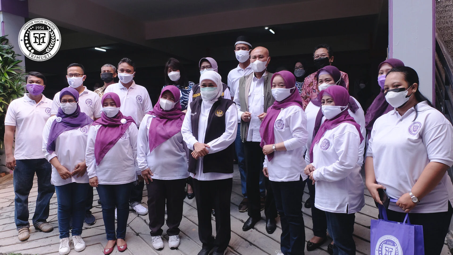 Gubernur Jatim dan Kepala Dinas Pendidikan Provinsi Jawa Timur Tinjau Langsung Vaksinasi di TRIMURTI Senior High School