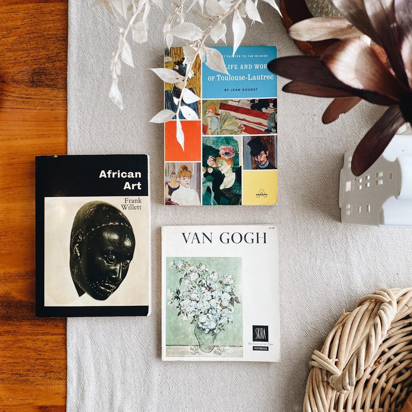 A D D I T I O N S

Some new additions for the Seachance book collection. I found these treasure a while ago, when I was opshopping south of the state and was lucky enough that a local art collector just donated these books 🤍 don&rsquo;t you love it 