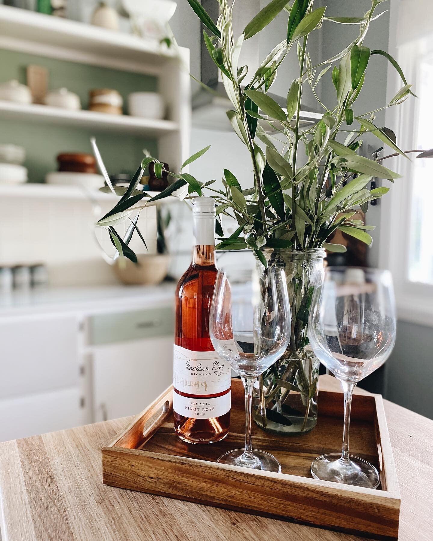 W E L C O M E

I love picking greens from the garden and popping them in some fresh water, ready for guests to enjoy - and off course a delicious bottle of local wine from @macleanbaywines to go with 🤍