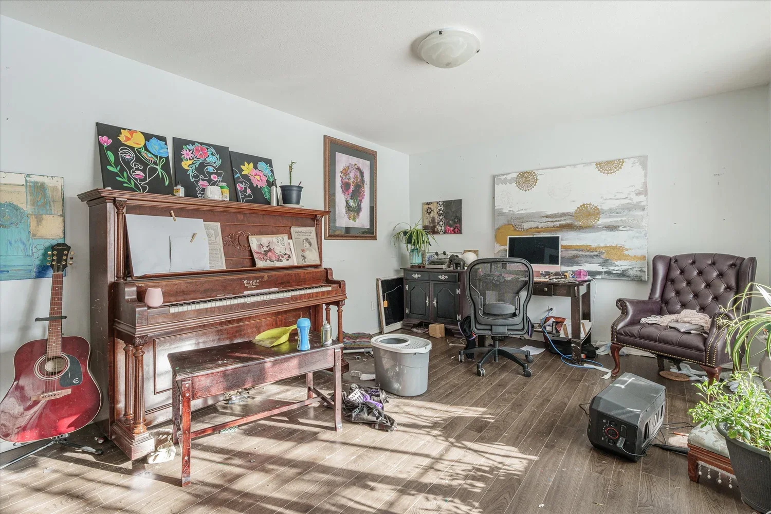 Cluttered living room before staging and preparing a home for real estate marketing.