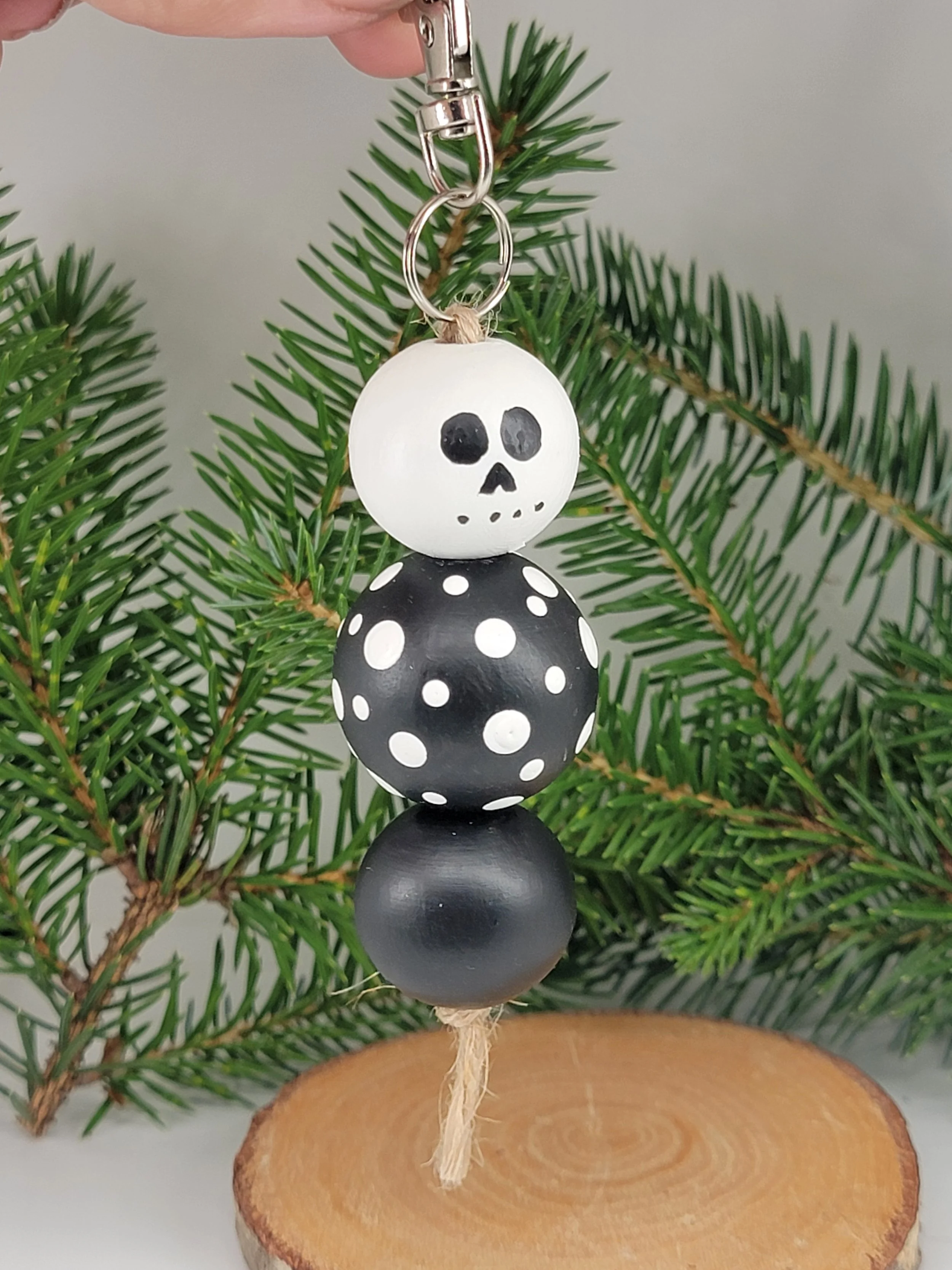 Hand Painted Skull Keychain – Black & White Wooden Bead Skeleton Halloween Keychain