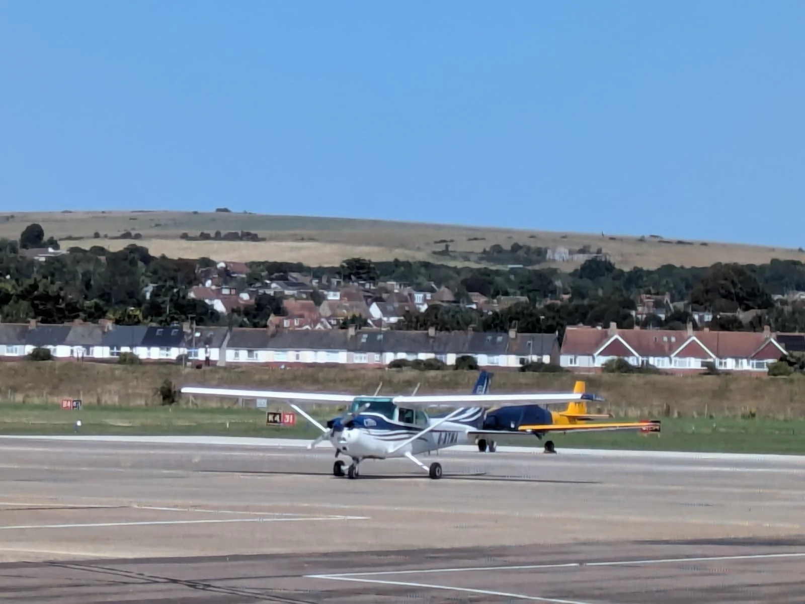 Our mighty 172 on a day trip to the coast πβοΈ
.
.
.
.
.
 #pilot #PilotLife #aviation #aviationgeek #aviationdaily #avgeek #semetaviation #learntofly