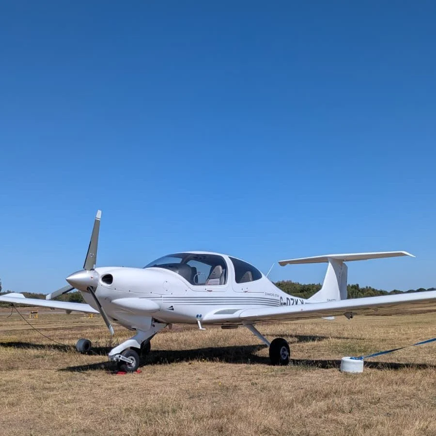 Sun's out, planes out π Come enjoy our DA40!
.
.
.
.
.
 #aviationdaily #pilotlife #avgeek #aviation #aviationgeek #pilot #semetaviation #Blackbushe #blackbushe