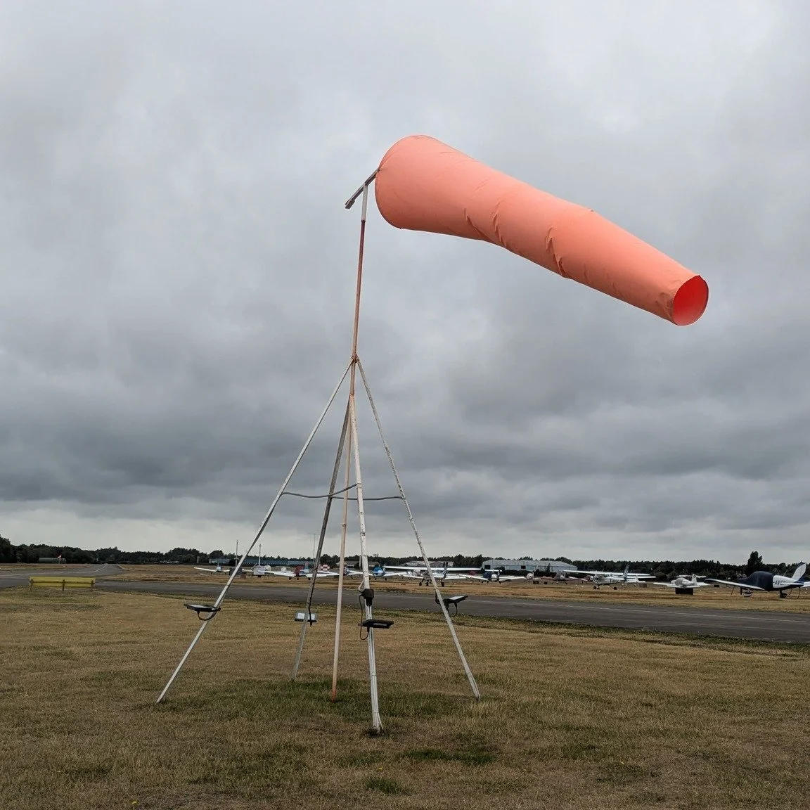 What weather apps do you use to prepare your flight? π€
.
.
.
.
.
 #avgeek #aviation #aviationlife #aviationgeek #semetaviation #Blackbushe #blackbushe