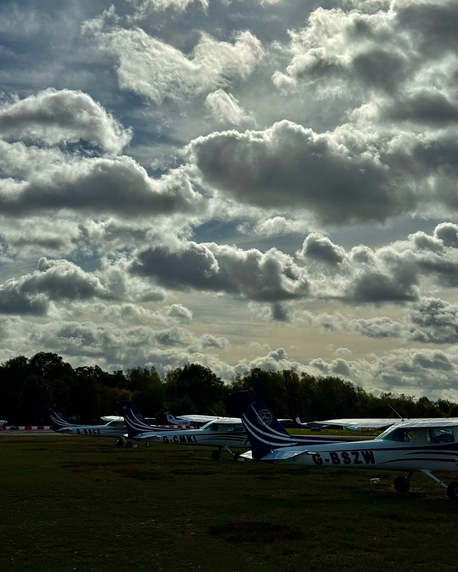 The early nights are closing in π₯Ά Get your night rating π
.
.
.
.
.
 #aviation #aviationgeek #pilot #pilotlife #pilottraining #flight #FlightSchool #flightschool #semetaviation