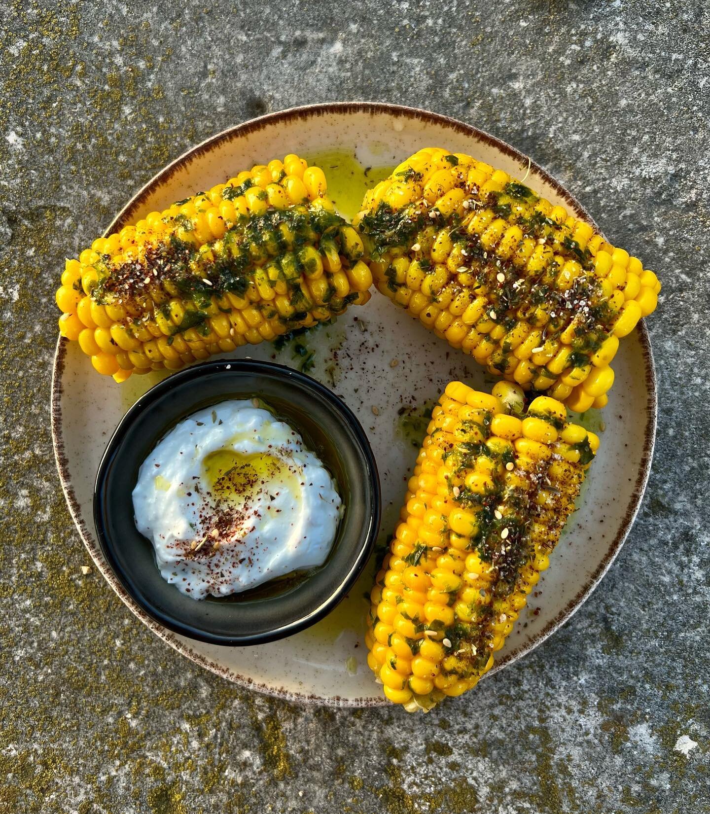 I suppose autumn is officially here, so here is a season appropriate plate! Saying goodbye to tomato season is always difficult but I&rsquo;m looking forward to more autumnal dishes&hellip;.
Corn with wild garlic pesto and za&rsquo;atar is paired wit
