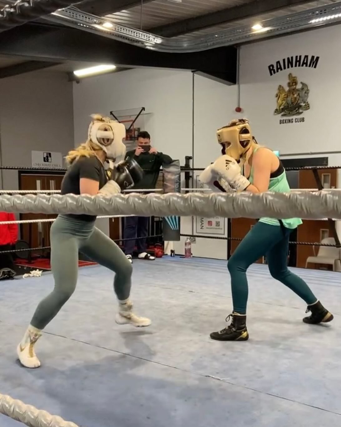 𝐒𝐔𝐓𝐓𝐎𝐍 🤝 𝐁𝐑𝐎𝐎𝐊𝐄

Bristol&rsquo;s @xxCharlie_Suttonxx travelled to Mark Tibbs&rsquo; gym in Rainham today to get some valuable sparring rounds in with @MisfitsBoxing star Elle Brooke 👊🏼
