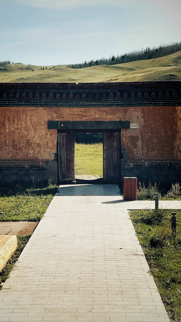 Mongolia Amarbayasgalant Khiid gate.jpeg