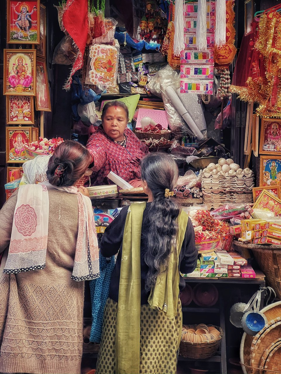 Kobiety robią zakupy Kathmandu.jpeg