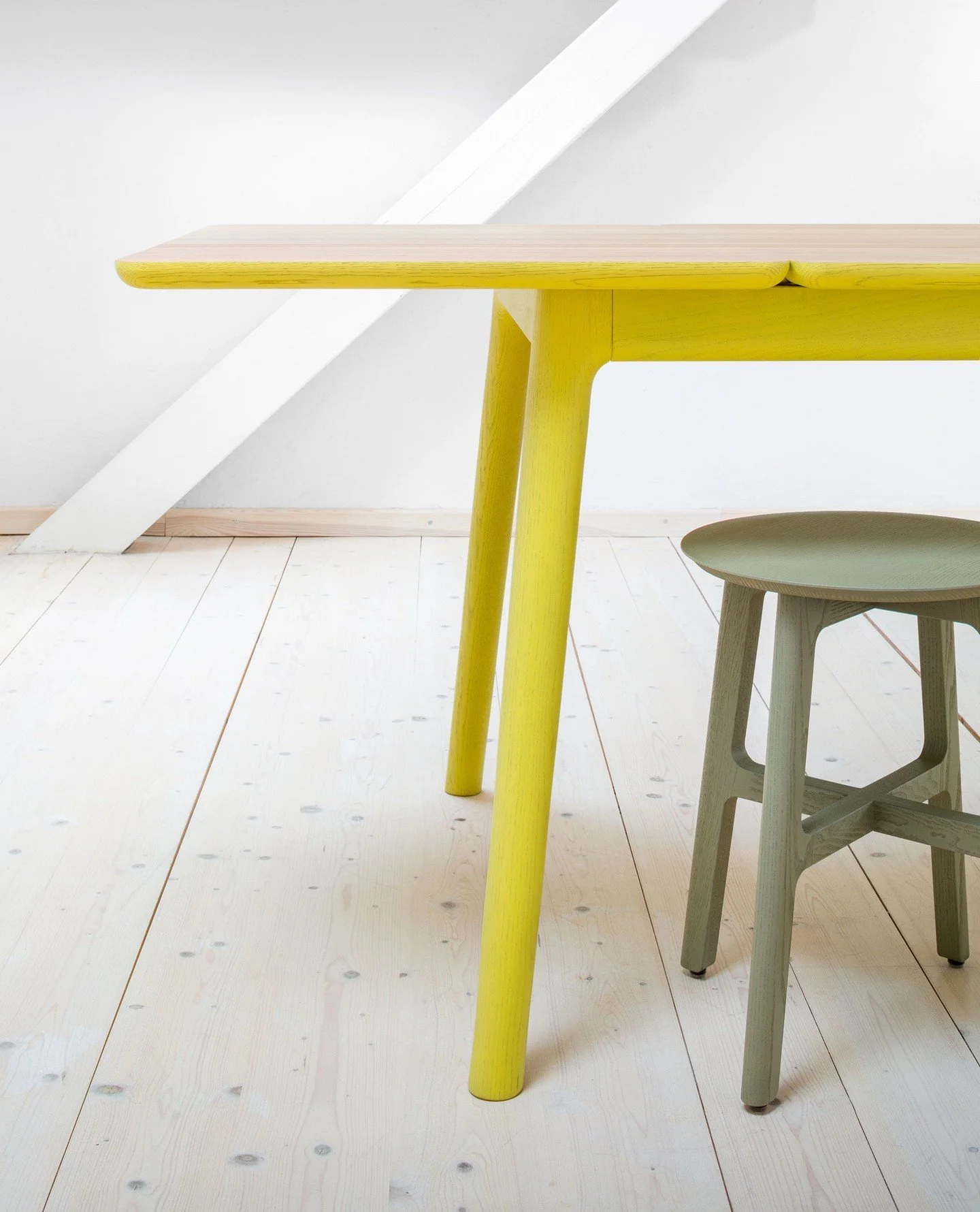 Designed by Mathias Hahn for zeitraum-furniture, the E8 LONGUE expands the E8 family to include an extendable version. When closed, the extension of the slim table is invisible. In just a few easy steps, the table top can be extended for two more sea